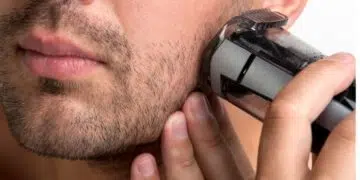 homem utilizando aparador de pelos no rosto