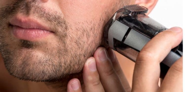 homem utilizando aparador de pelos no rosto